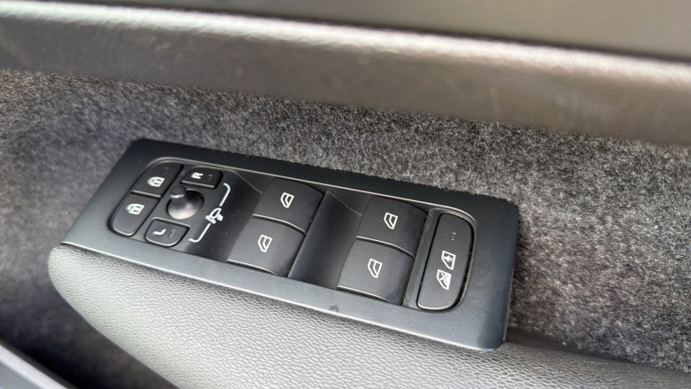 Volvo XC40 2.0 B4P Ultimate Dark 5dr Auto Petrol Estate